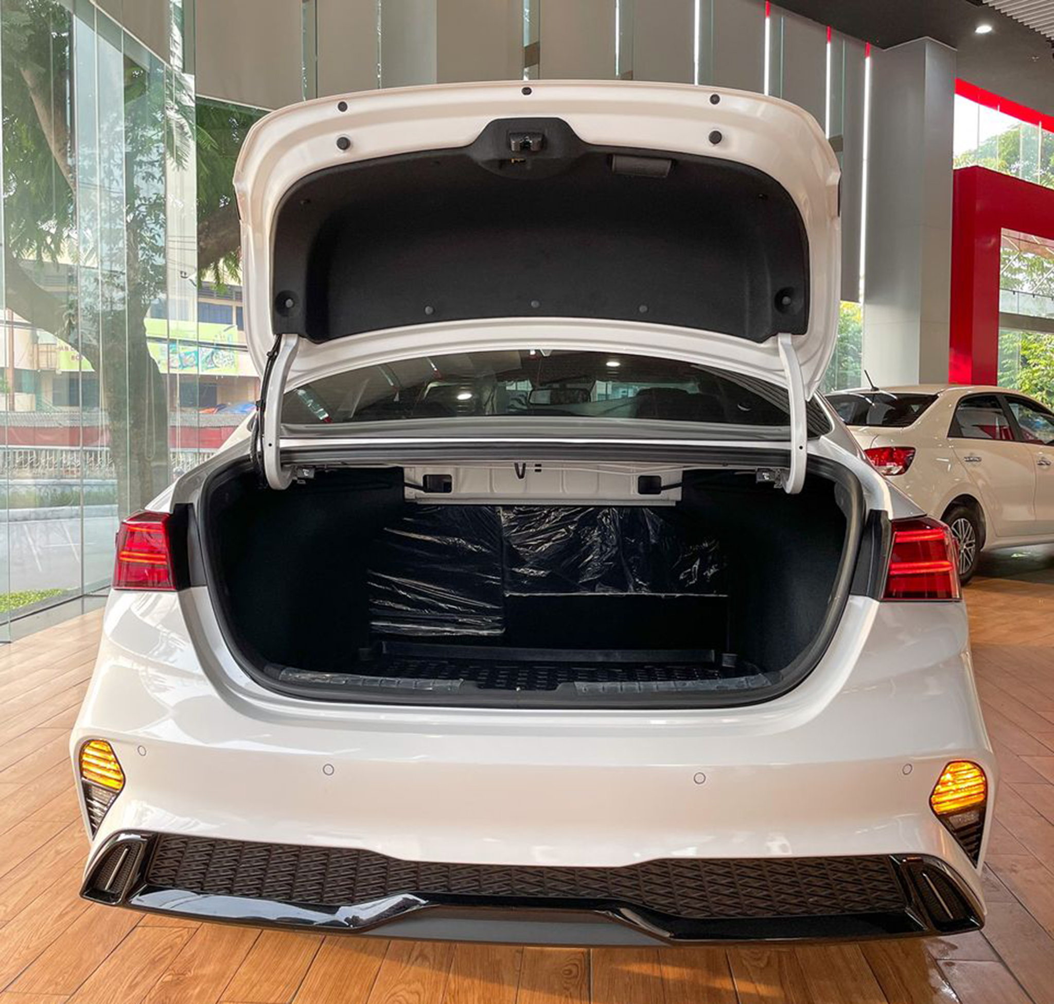 cốp xe kia k3 - Hình 5