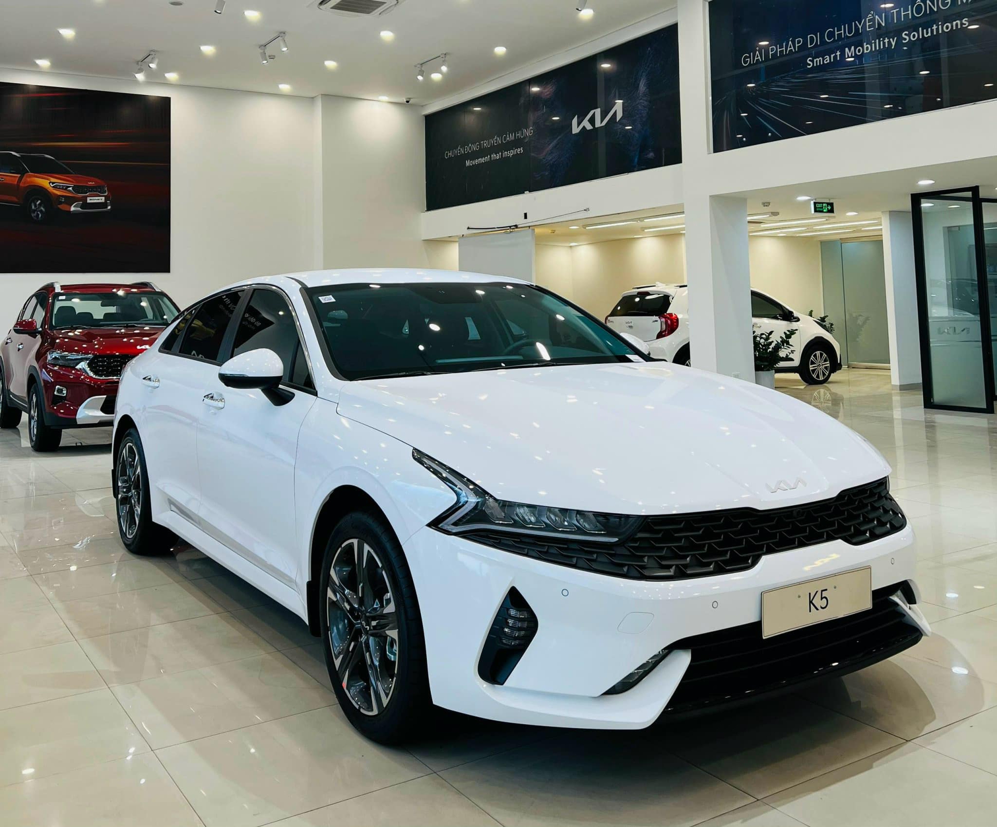 kia k5 trắng - Hình 2