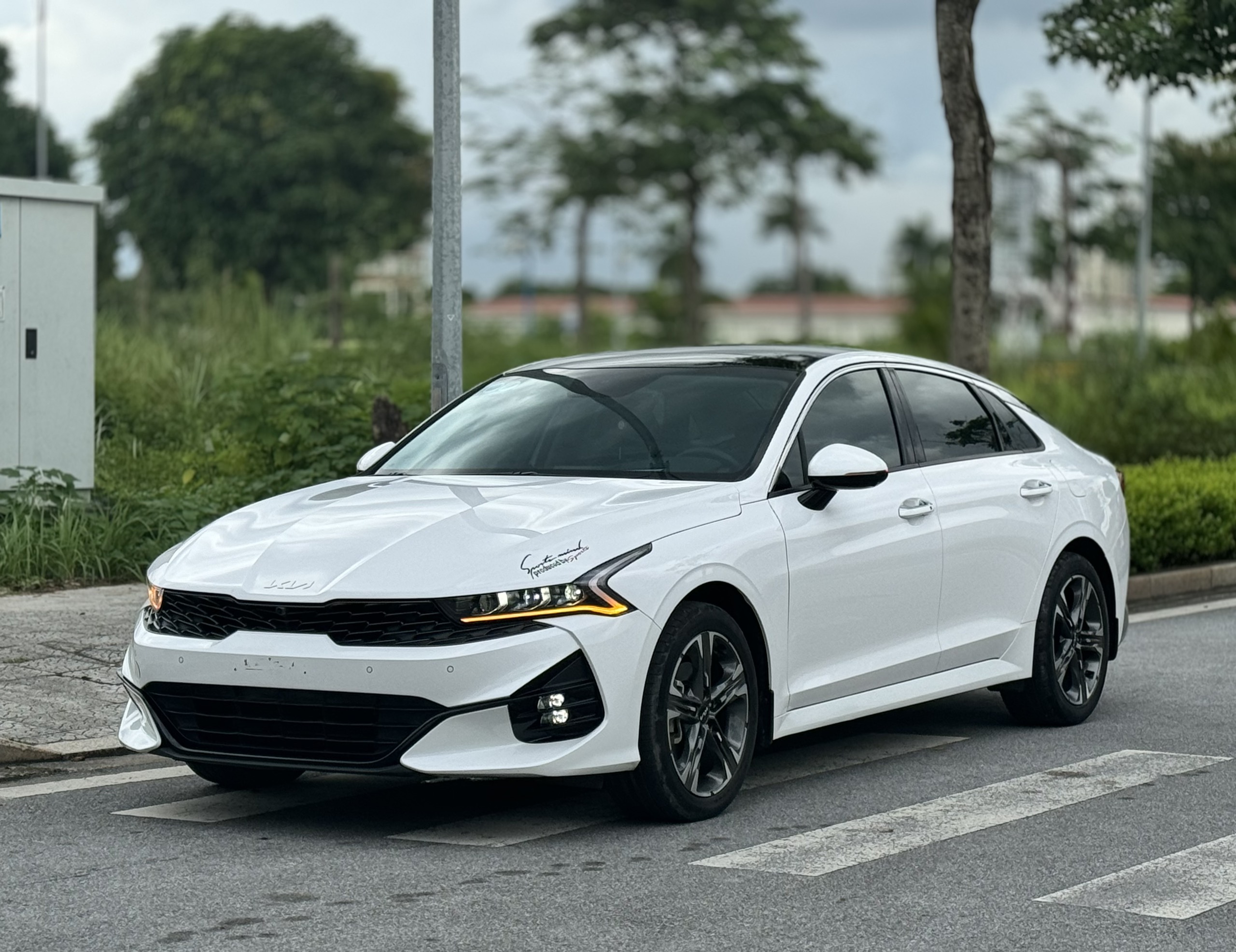 kia k5 trắng - Hình 5