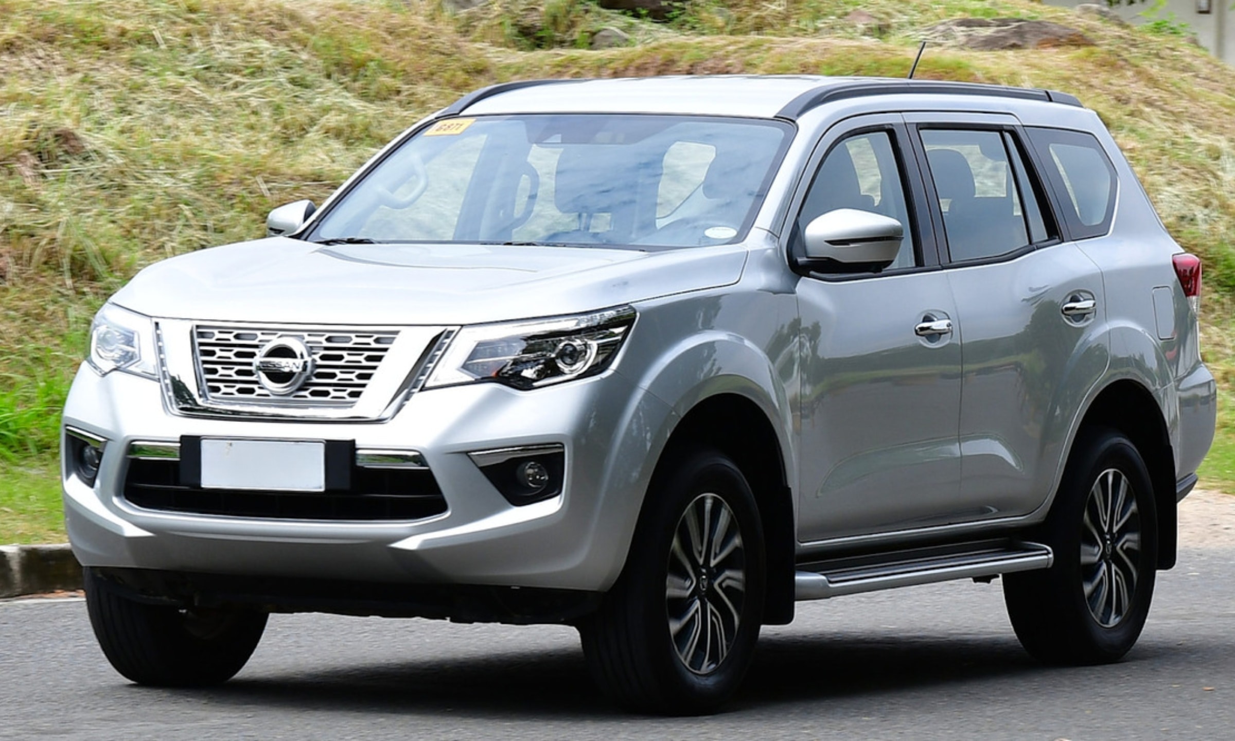 nissan 5 chỗ gầm cao - Hình 5