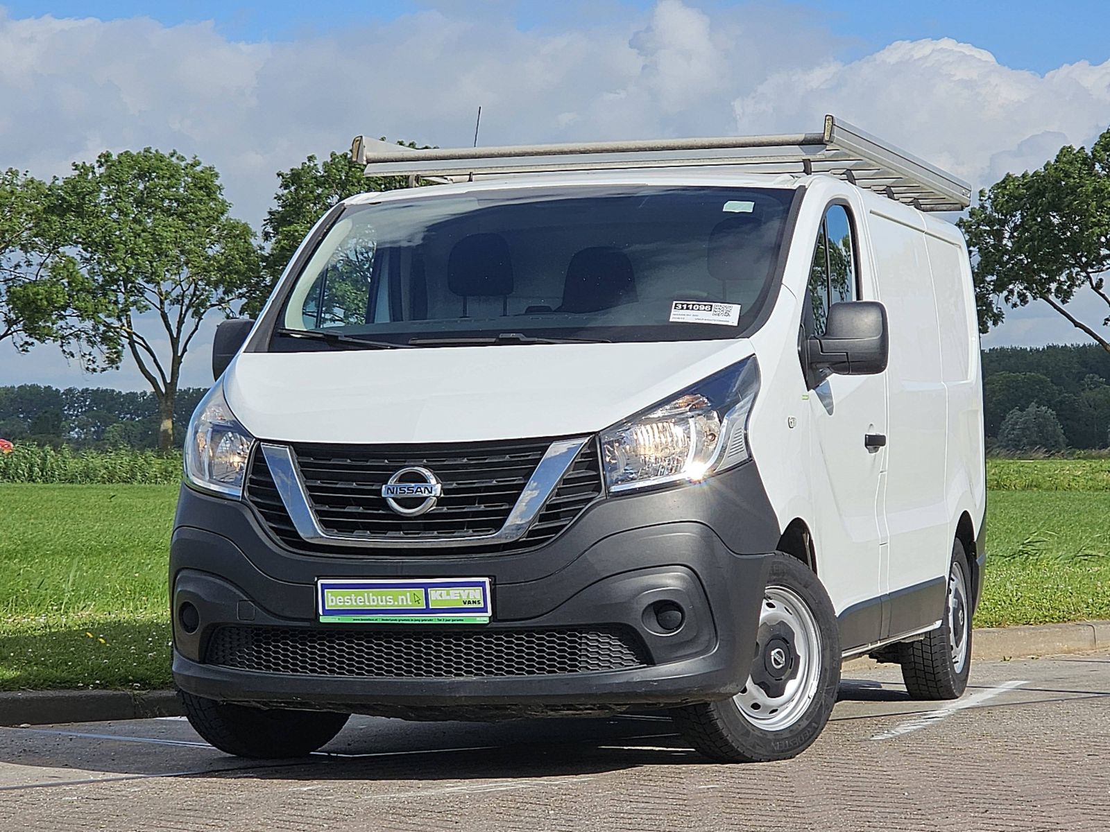 nissan nv300 - Hình 2