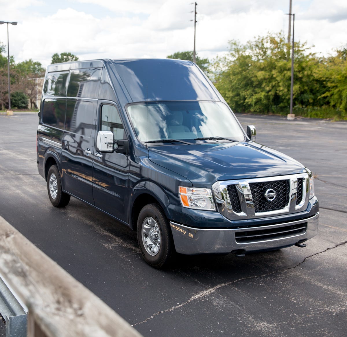 nissan nv3500 - Hình 2