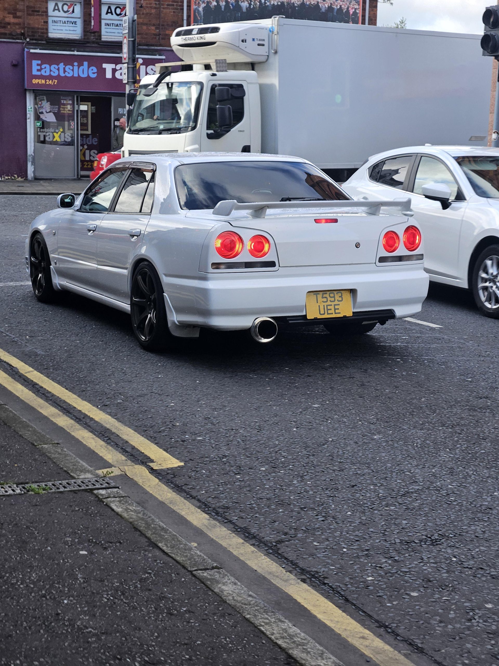 nissan skyline 4 door - Hình 3