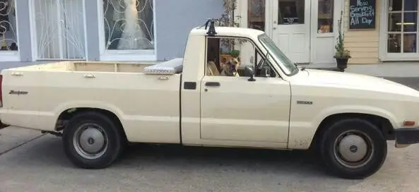 1984 Mazda B2000 Sundowner: Tìm Hiểu Xe Bán Tải Cổ Điển