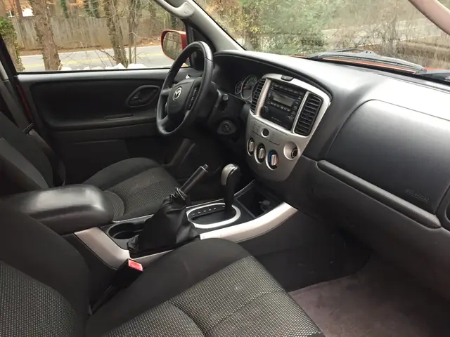 Chi Tiết Nội Thất Mazda Tribute 2005: Hình Ảnh & Khám Phá