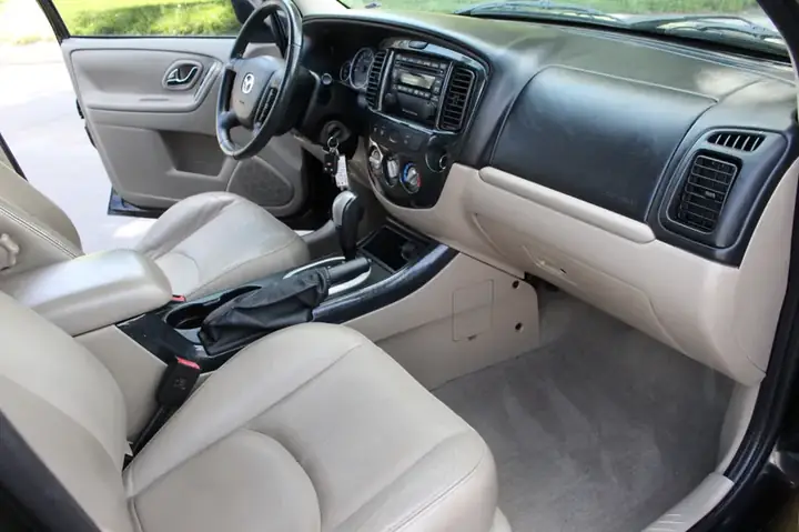Chi Tiết Nội Thất Mazda Tribute 2005: Hình Ảnh & Khám Phá