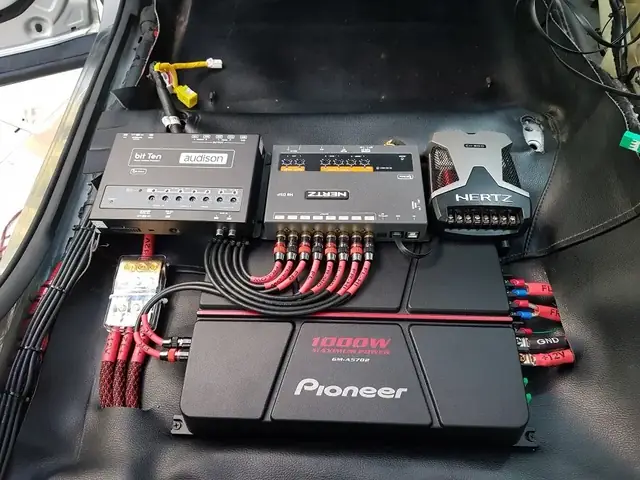 Amply Xe Hơi 12v Cho Mazda: Nâng Tầm Trải Nghiệm Âm Thanh Trên Mọi Hành Trình