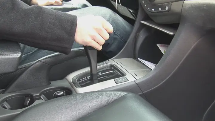 Hướng Dẫn Chi Tiết Cách Gạt Thắng Tay Mazda 2: An Toàn & Hiệu Quả