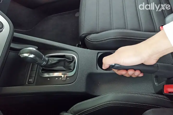 Hướng Dẫn Chi Tiết Cách Gạt Thắng Tay Mazda 2: An Toàn & Hiệu Quả