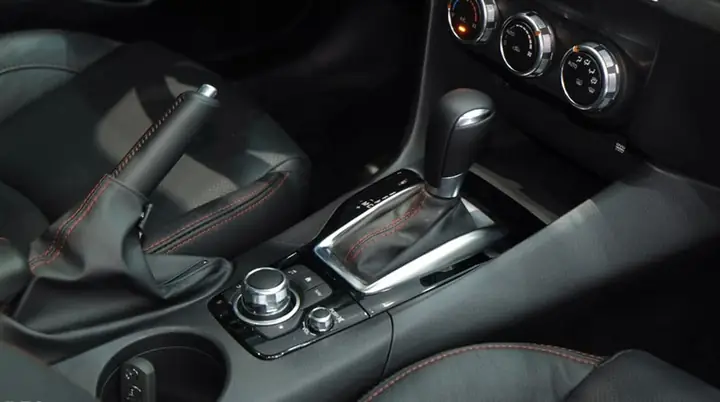 Hướng Dẫn Chi Tiết Cách Gạt Thắng Tay Mazda 2: An Toàn & Hiệu Quả