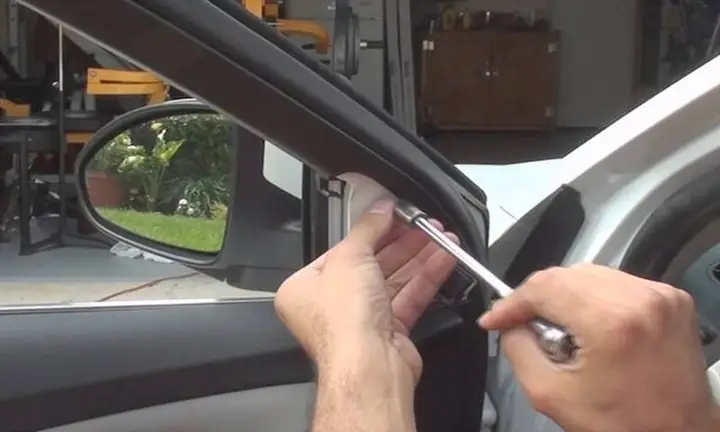 Hướng Dẫn Chi Tiết Cách Mở Ốp Gương Mazda An Toàn Và Hiệu Quả