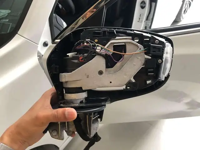 Hướng Dẫn Chi Tiết Cách Mở Ốp Gương Mazda An Toàn Và Hiệu Quả