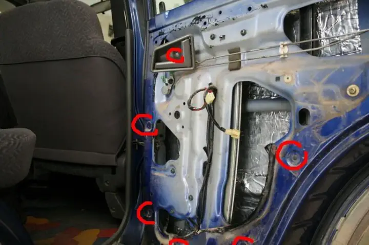 Cách Tháo Ốp Cửa Mazda 3: Hướng Dẫn Chi Tiết Cho Người Mới Bắt Đầu