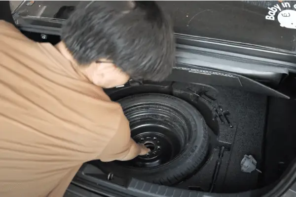 Hướng Dẫn Chi Tiết Cách Thay Lốp Dự Phòng Mazda 3 Tại Nhà