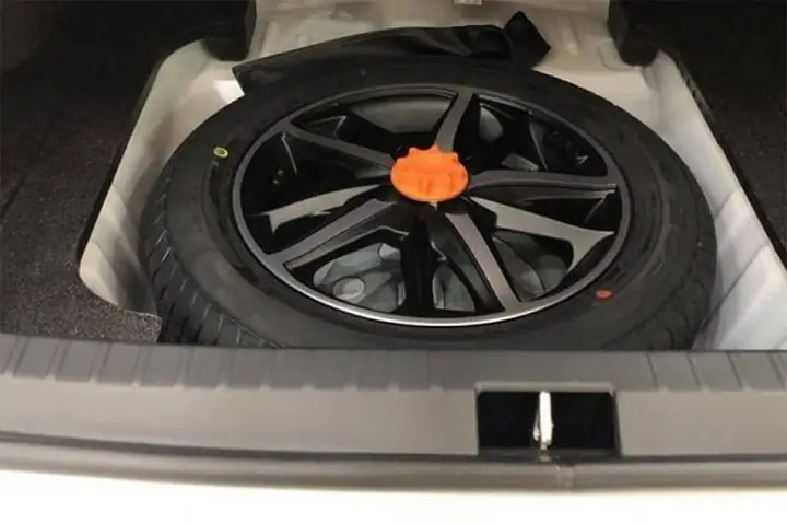 Hướng Dẫn Chi Tiết Cách Thay Lốp Dự Phòng Mazda 3 Tại Nhà