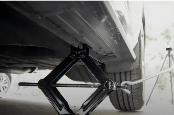 Hướng Dẫn Chi Tiết: Cách Thay Lốp Dự Phòng Xe Mazda 3 An Toàn Và Hiệu Quả