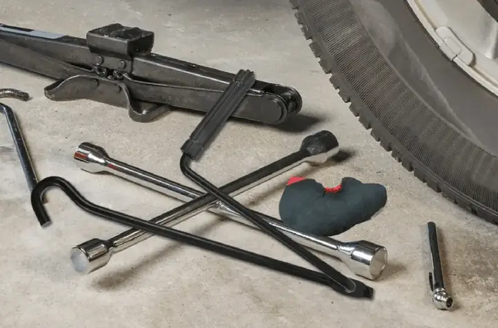 Hướng Dẫn Chi Tiết: Cách Thay Lốp Dự Phòng Xe Mazda 3 An Toàn Và Hiệu Quả