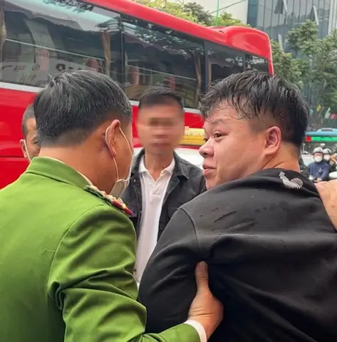 Tài Xế Mazda Cầm Dao Chém Lốp Xe Buýt: Vụ Việc Và Hình Phạt Tài Xế Mazda Cầm Dao Chém Lốp Xe Buýt: Vụ Việc Và Hình Phạt