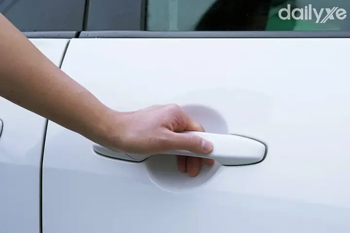 Cửa Xe Mazda Không Mở Được: Nguyên Nhân & Cách Khắc Phục Tại Nhà