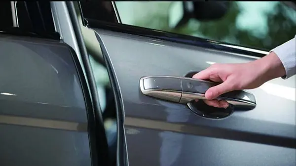 Cửa Xe Mazda Không Mở Được: Nguyên Nhân & Cách Khắc Phục Tại Nhà