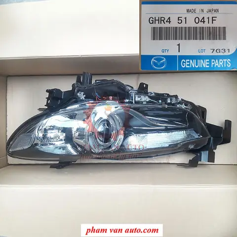 Đập Phá Chiếc Mazda 6 Giữa Phố: Biểu Tượng Của Sự Phẫn Nộ Hay Hành Động Thiếu Kiểm Soát?