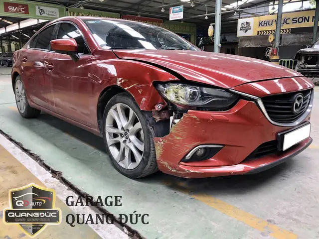 Đập Phá Chiếc Mazda 6 Giữa Phố: Biểu Tượng Của Sự Phẫn Nộ Hay Hành Động Thiếu Kiểm Soát?
