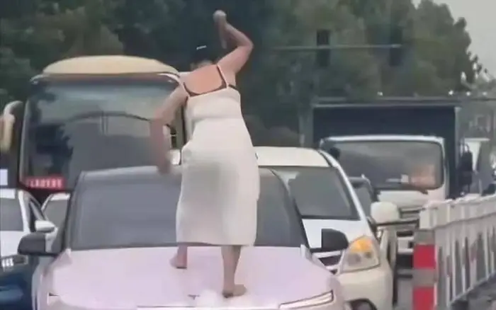 Đập Phá Chiếc Mazda 6 Giữa Phố: Biểu Tượng Của Sự Phẫn Nộ Hay Hành Động Thiếu Kiểm Soát?