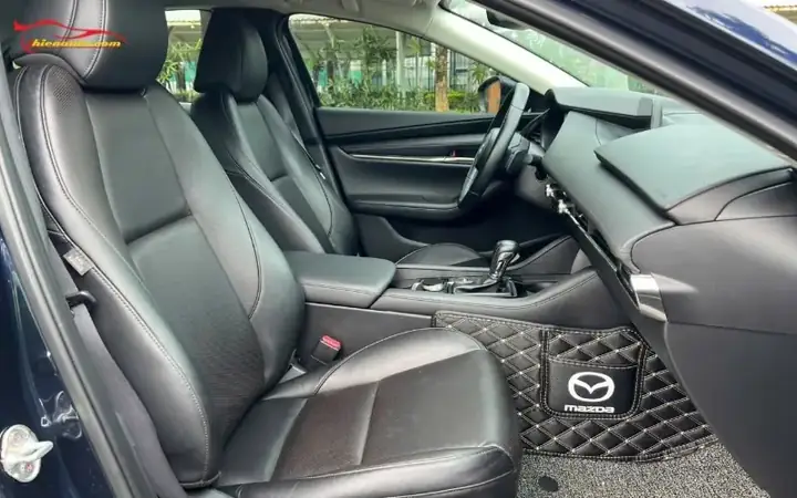 Ghế Sau Mazda 3 Facelift Có Chật Không: Đánh Giá Chi Tiết Khoảng Không & Trải Nghiệm