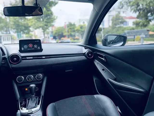 Khám Phá Hình Ảnh Bên Trong Xe Mazda 2 Sedan: Không Gian Chi Tiết Đáng Giá