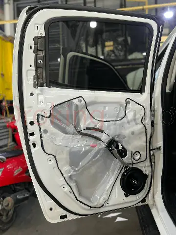 Hướng Dẫn Chi Tiết Cách Thay Loa Cửa Cho Mazda Bt50