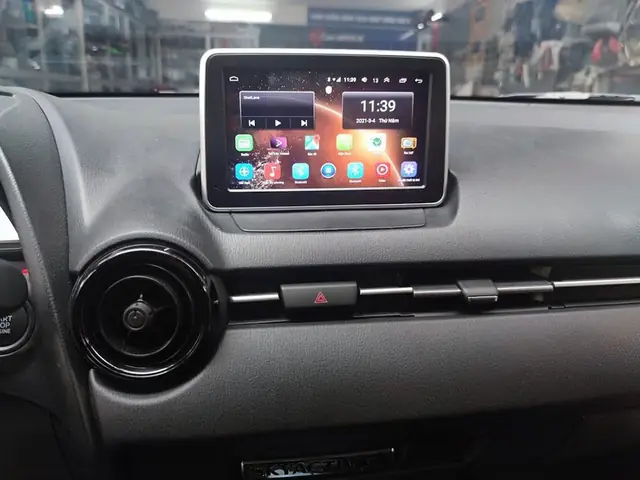 Màn Hình Mazda 2: Nên Giữ Nguyên Hay Nâng Cấp?