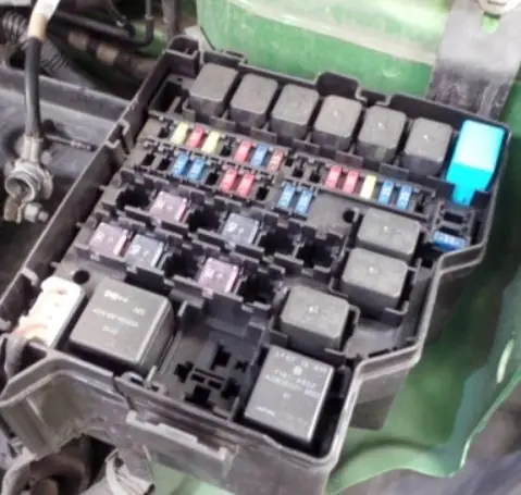 Vị Trí Hộp Cầu Chì Mazda 2: Hướng Dẫn Chi Tiết Và Khắc Phục Sự Cố