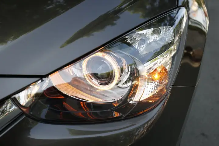 Mazda 2 Xenon: Đánh Giá Chi Tiết Về Hệ Thống Đèn Pha Xê-non Trên Xe