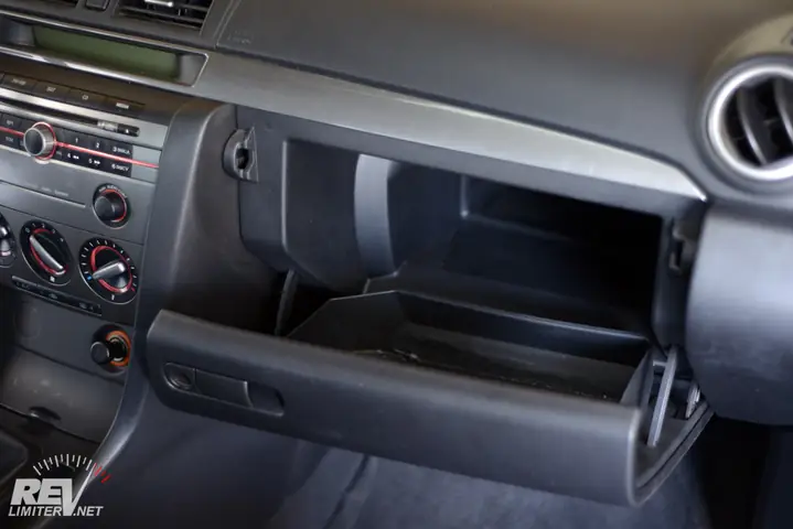 Hướng Dẫn Thay Bộ Lọc Không Khí Cabin Mazda 3 Nhanh Chóng