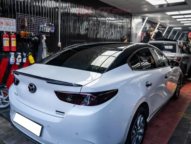 Mazda 3 Dán Nóc Đen Bóng: Xu Hướng Nâng Cấp Ngoại Thất Đẳng Cấp