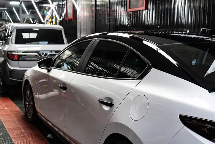 Mazda 3 Dán Nóc Đen Bóng: Xu Hướng Nâng Cấp Ngoại Thất Đẳng Cấp