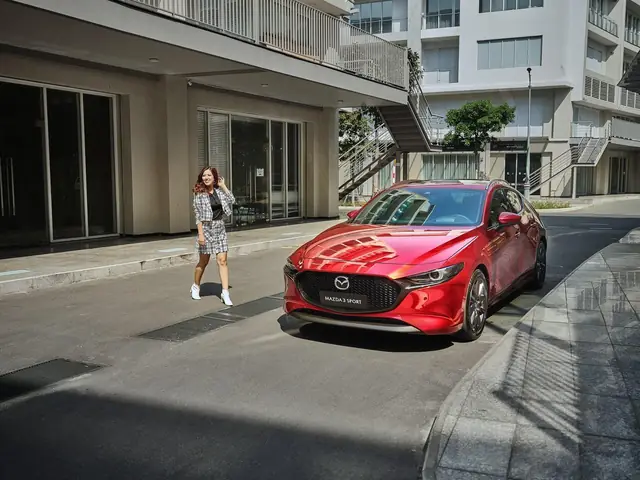 So Sánh Mazda 3 Sedan & Hatchback – Giá, Tính Năng & Ưu Nhược Điểm