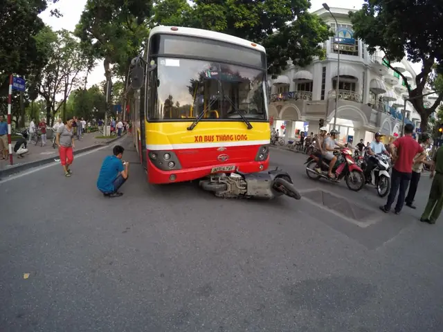Mazda 6 Đâm Đít Xe Bus: Phân Tích Nguyên Nhân Và Giải Pháp An Toàn