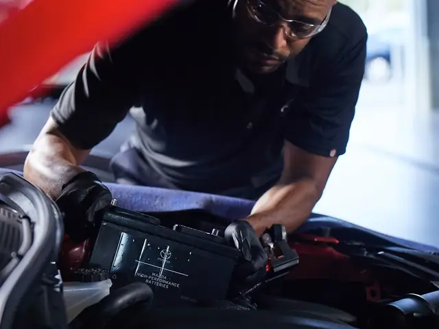 Hướng Dẫn Kiểm Tra Pin Mazda Tại Đại Lý Và Tự Làm Tại Nhà