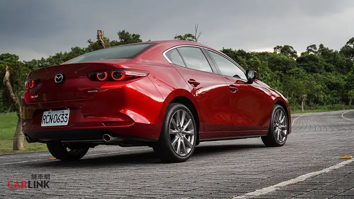Mazda Mazda3 Sedan: Chiếc Sedan Gia Đình Đáng Cân Nhắc Từ Nhật Bản