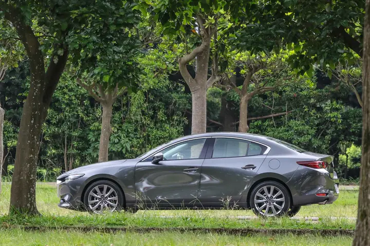 Mazda Mazda3 Sedan: Chiếc Sedan Gia Đình Đáng Cân Nhắc Từ Nhật Bản