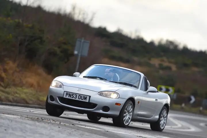 Mazda Miata Mk2: Tổng Quan Chi Tiết Về Thế Hệ Xe Thể Thao Biểu Tượng