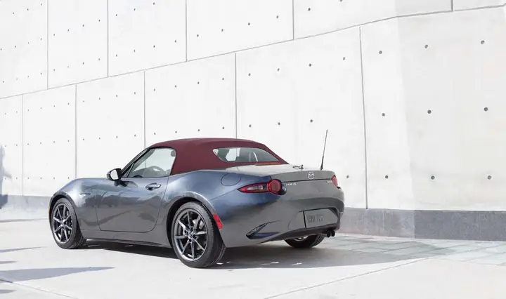 Cách Dùng Và Bảo Quản Soft Top Mazda Mx-5 Một Cách Dễ Dàng