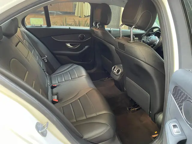 Mercedes C200 Và Mazda 6: Cuộc Đối Đầu Trong Phân Khúc Sedan Hạng Sang Cỡ Nhỏ