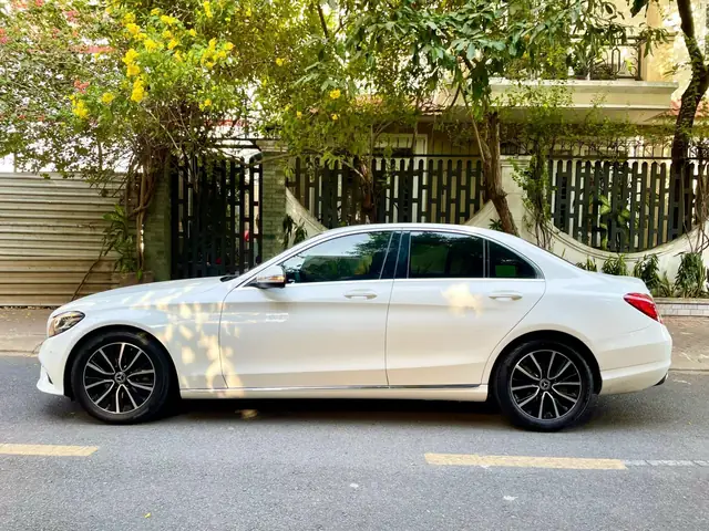 Mercedes C200 Và Mazda 6: Cuộc Đối Đầu Trong Phân Khúc Sedan Hạng Sang Cỡ Nhỏ