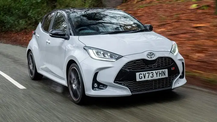 Mazda 3 Hay Toyota Yaris: Lựa Chọn Nào Cho Chiếc Xe Bạn Mơ Ước?