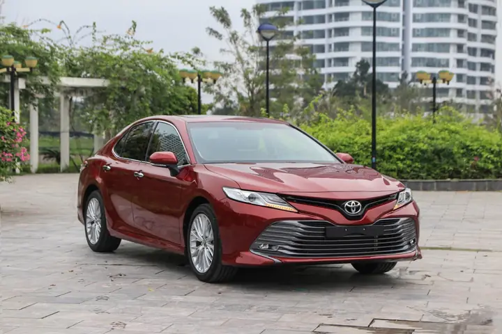 Mazda Hay Camry: Chọn Xe Nào Cho Phù Hợp Với Nhu Cầu Của Bạn?