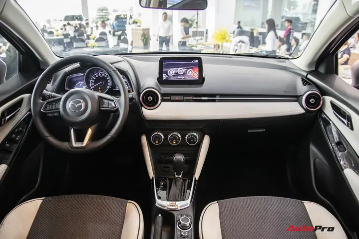 Đánh Giá Chi Tiết Nội Thất Mazda 2: Thiết Kế Thông Minh & Trải Nghiệm Thực Tế