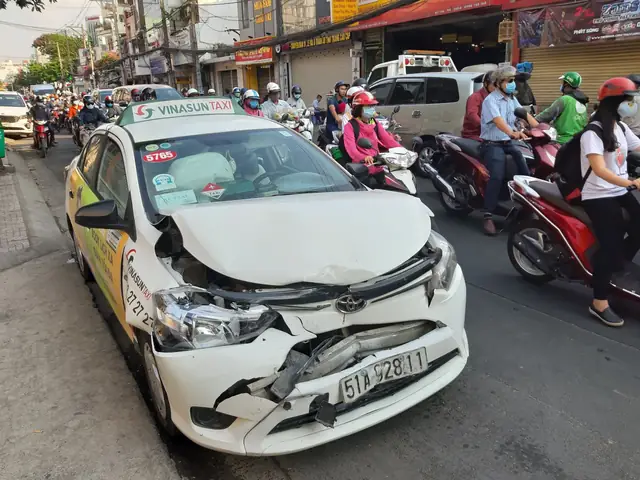 Taxi Đâm Mazda 6 Thái Hà: Diễn Biến, Nguyên Nhân Và Bài Học An Toàn