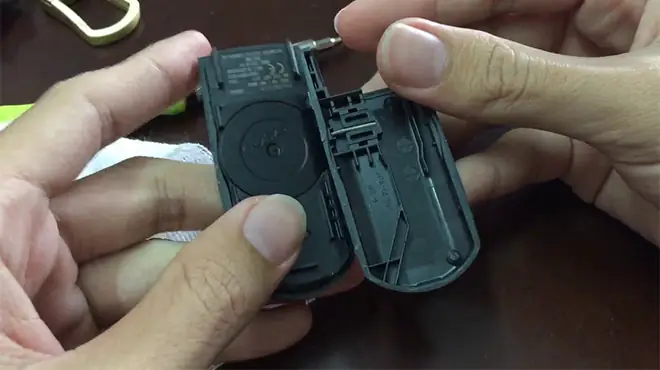 Hướng Dẫn Cách Thay Pin Chìa Khóa Mazda Nhanh Chóng Và An Toàn